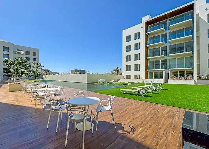 Luxury With Shared Gym, Rooftop Pool, And Centrally Located Ferienhaus