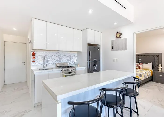 Ferienhaus Luxury With Shared Gym, Rooftop Pool, And Centrally Located