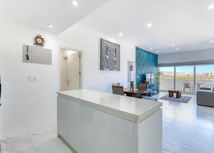 Luxury With Shared Gym, Rooftop Pool, And Centrally Located Ferienhaus