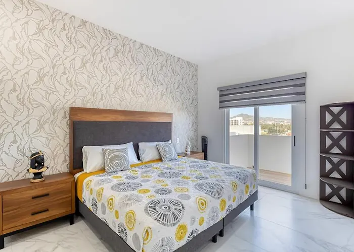 Ferienhaus Luxury With Shared Gym, Rooftop Pool, And Centrally Located