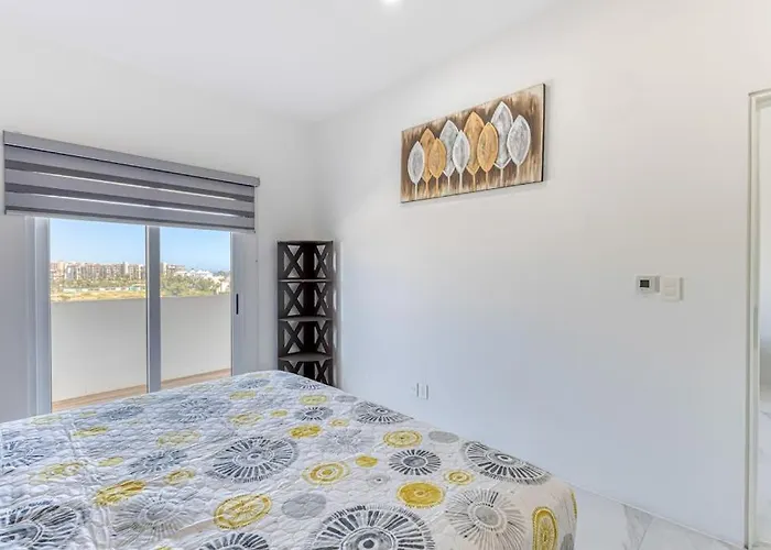 Ferienhaus Luxury With Shared Gym, Rooftop Pool, And Centrally Located