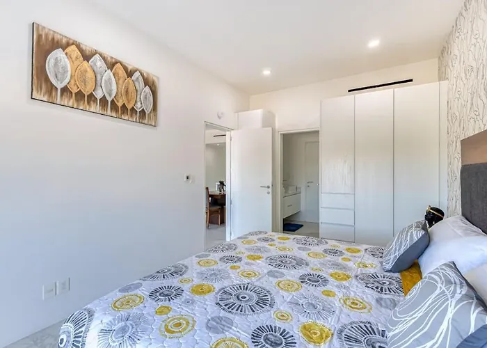 Luxury With Shared Gym, Rooftop Pool, And Centrally Located Ferienhaus *