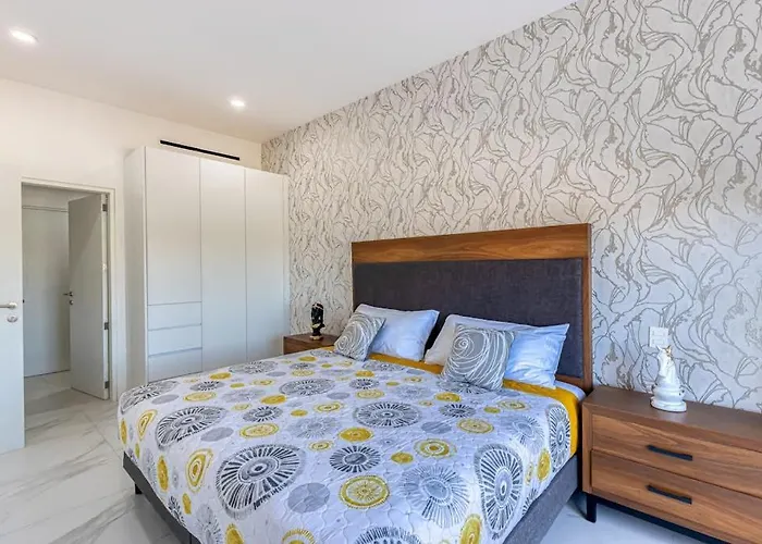 Ferienhaus Luxury With Shared Gym, Rooftop Pool, And Centrally Located *