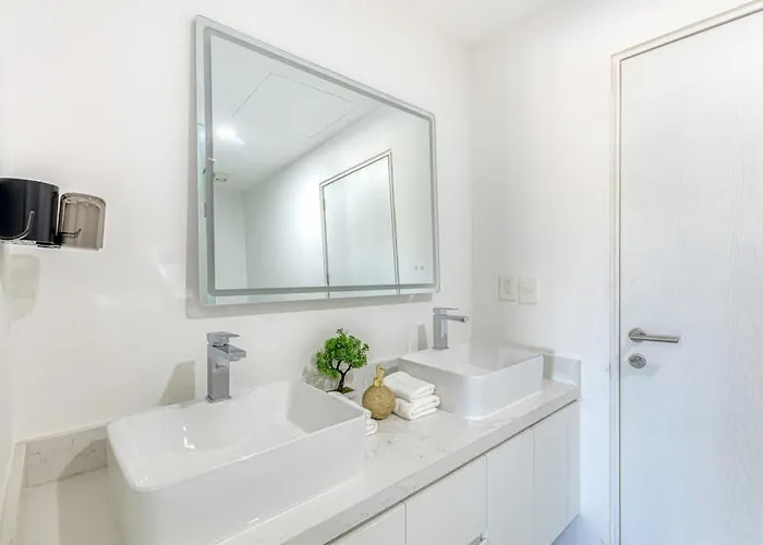 Luxury With Shared Gym, Rooftop Pool, And Centrally Located *