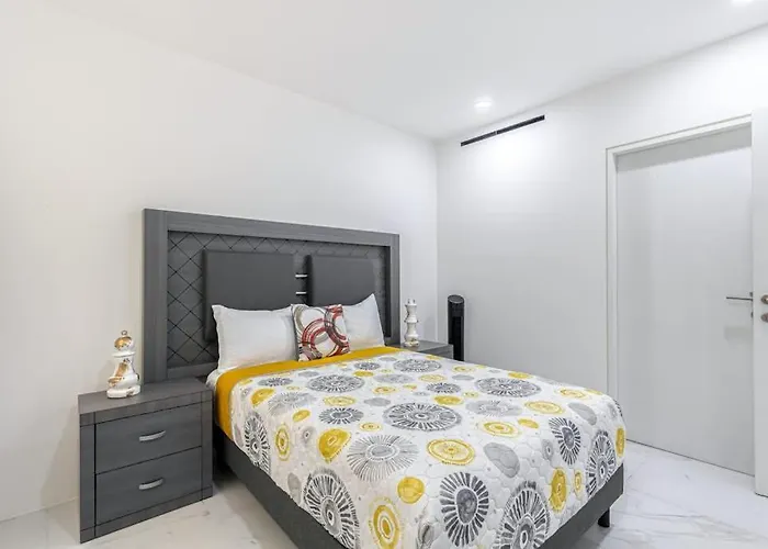 Luxury With Shared Gym, Rooftop Pool, And Centrally Located * Cabo San Lucas