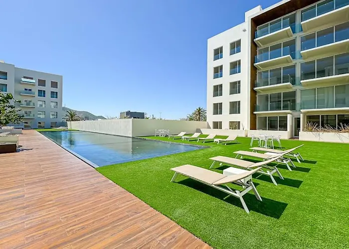 Luxury With Shared Gym, Rooftop Pool, And Centrally Located *