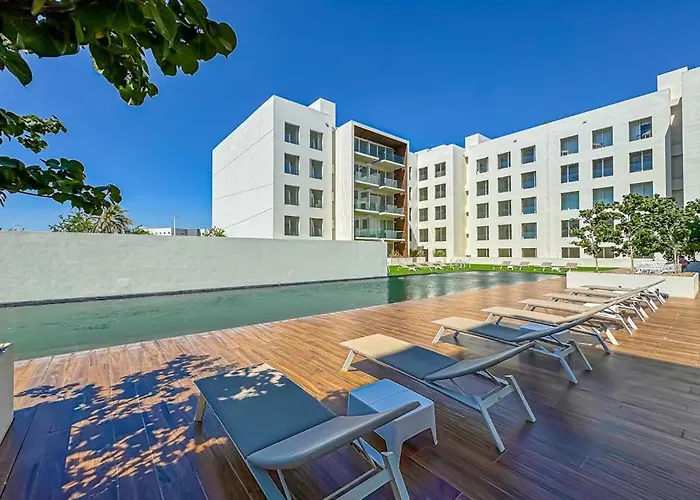 Luxury With Shared Gym, Rooftop Pool, And Centrally Located