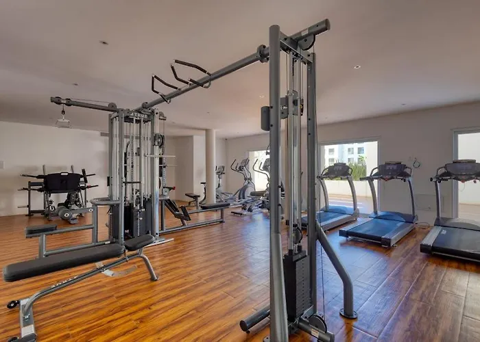 Luxury With Shared Gym, Rooftop Pool, And Centrally Located